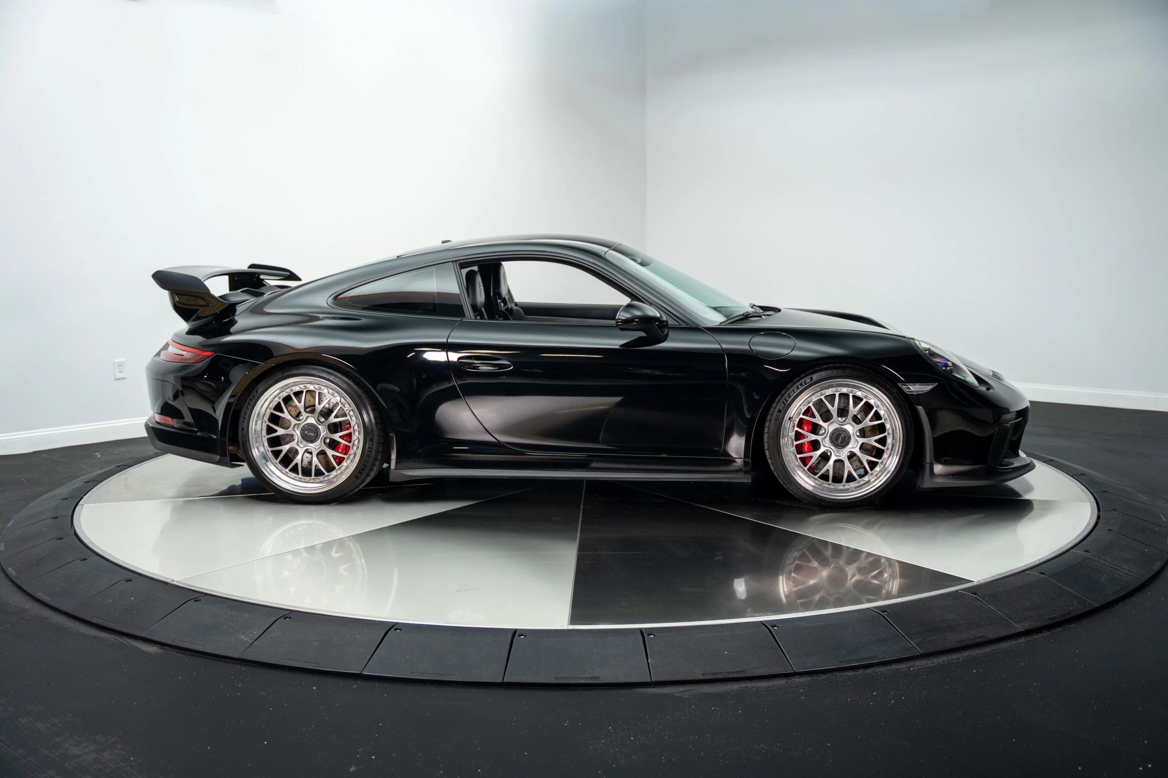 Used 2018 Porsche 911 GT3 image 32