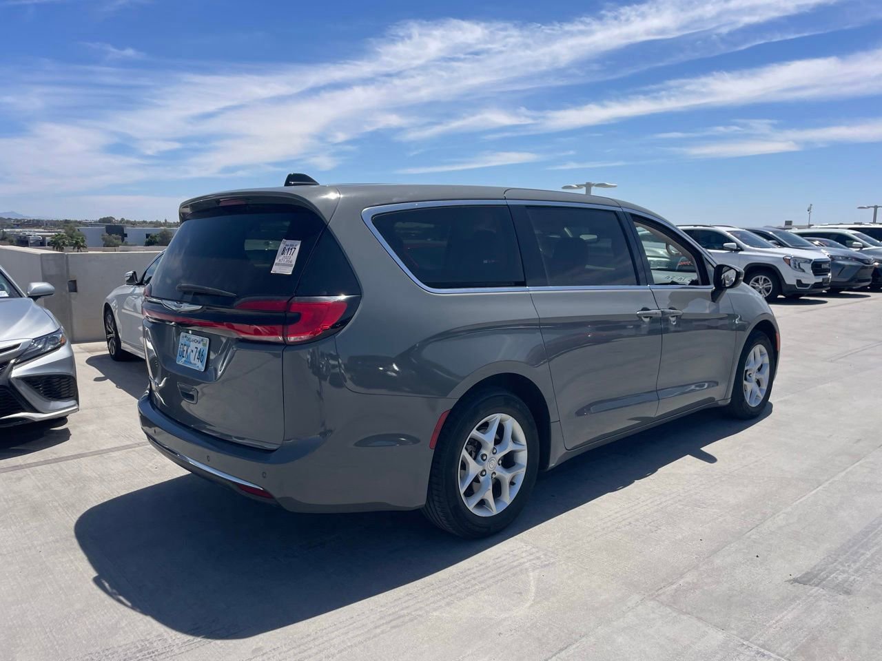 Used 2023 Chrysler Pacifica Touring-L FWD image 2