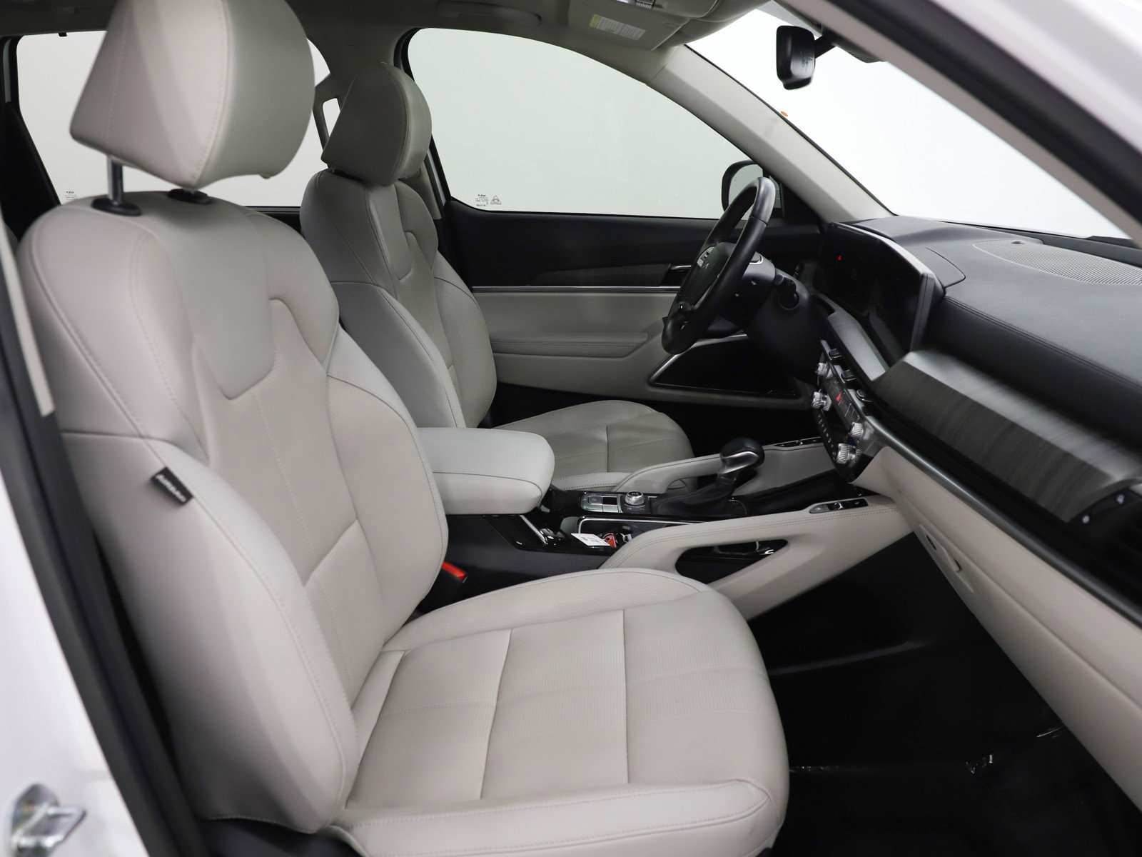 Used 2023 Kia Telluride EX w/ EX Captain's Chair Package image 12