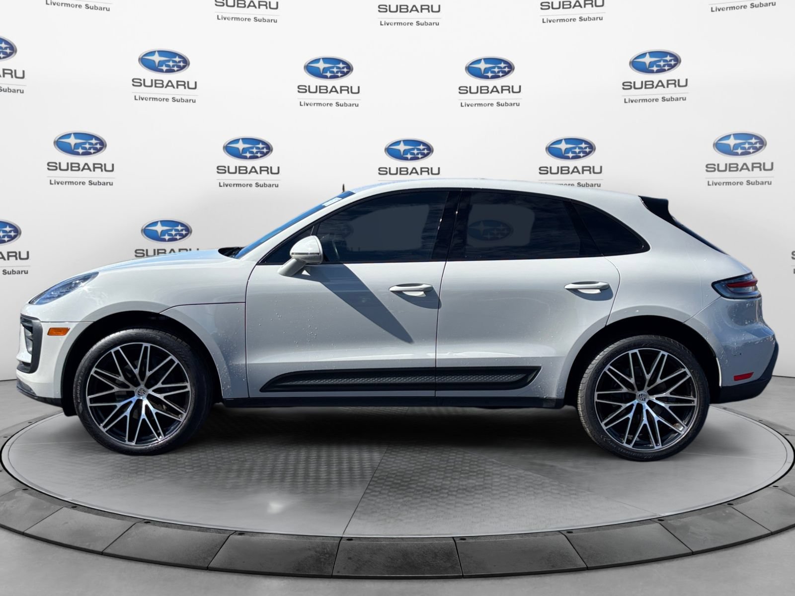 Used 2023 Porsche Macan AWD/4WD image 3