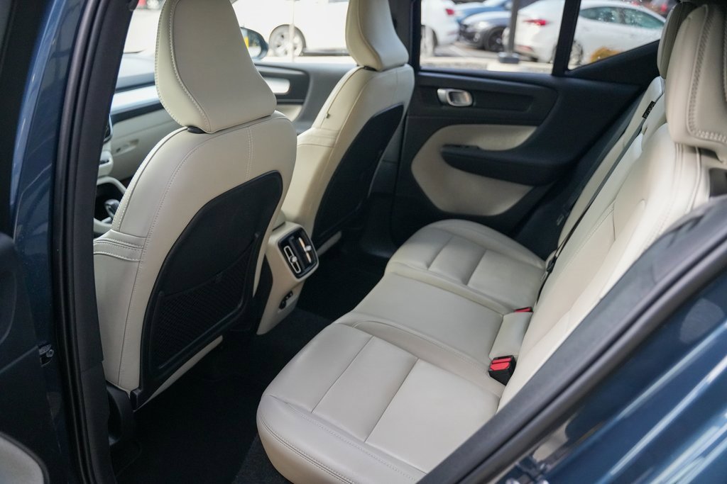 Used 2021 Volvo XC40 T5 Momentum w/ Premium Package image 40