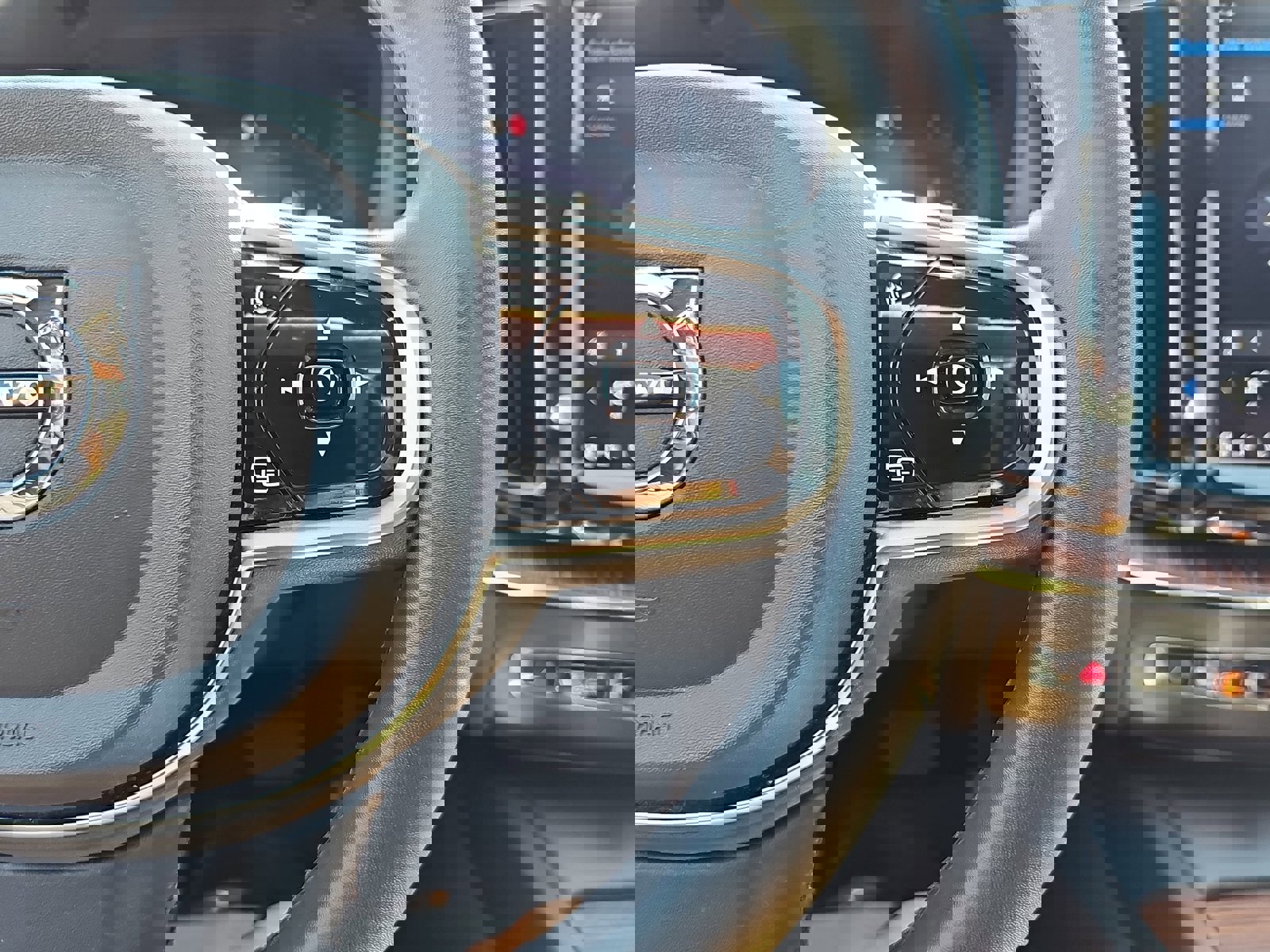 Used 2023 Volvo XC60 B5 Ultimate w/ Protection Package Premier FWD image 19