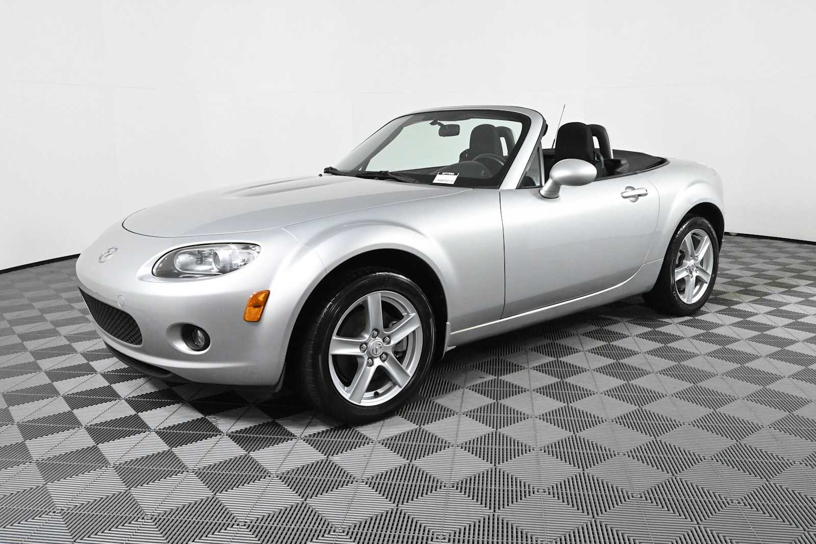 Used 2006 MAZDA MX-5 Miata Touring RWD image 2