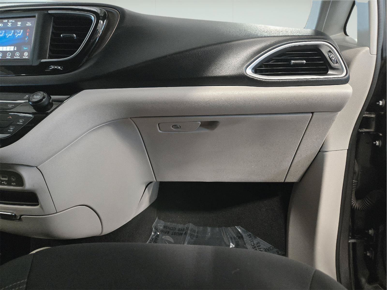 Used 2019 Chrysler Pacifica L FWD image 47
