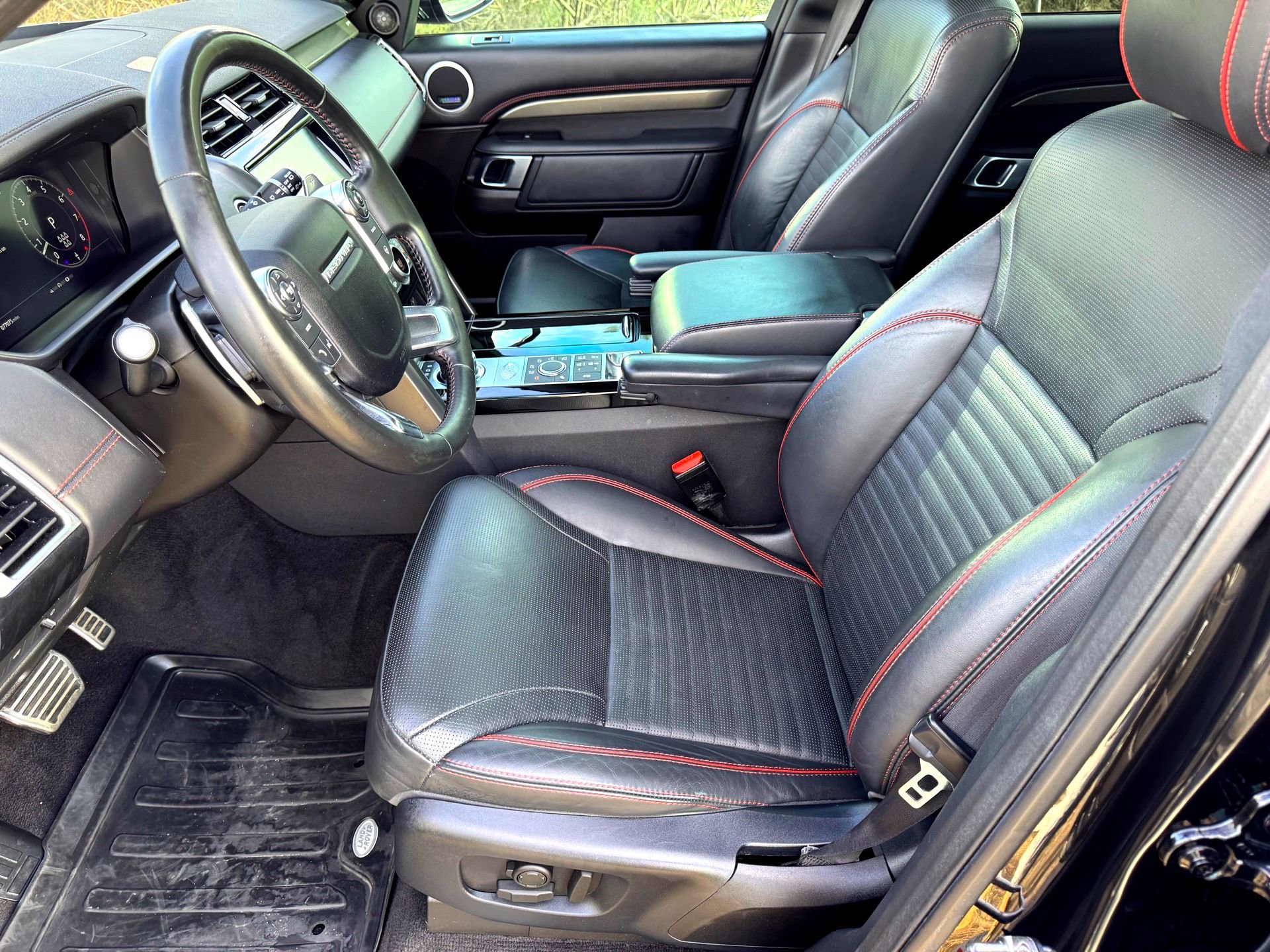 Used 2018 Land Rover Discovery HSE image 14