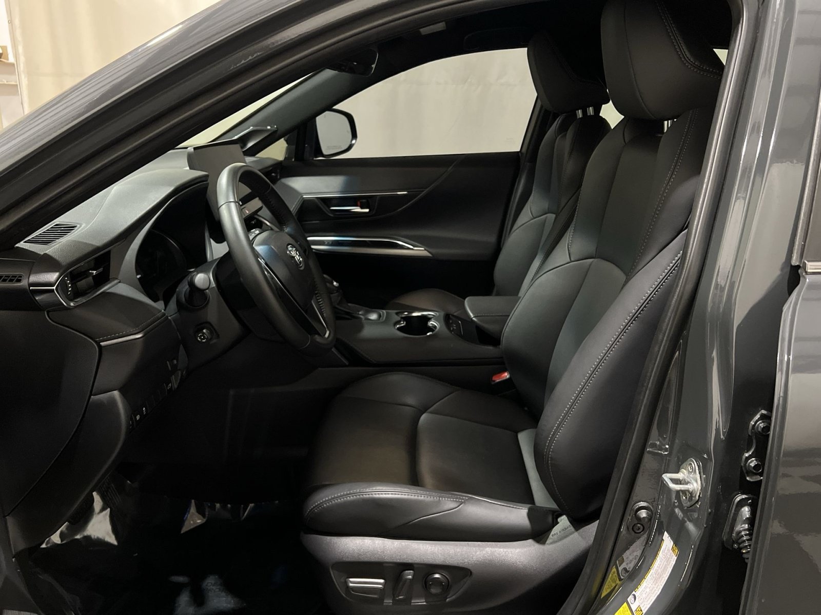 Used 2024 Toyota Venza XLE AWD/4WD image 14