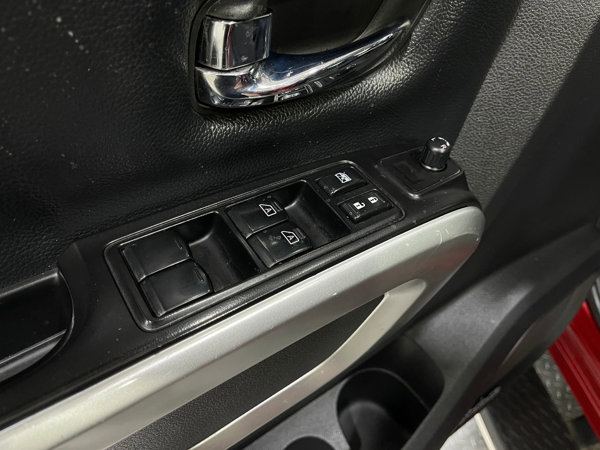 Used 2017 Nissan Titan SL w/ Chrome Package image 15