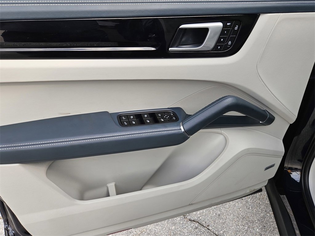 Used 2022 Porsche Cayenne image 14