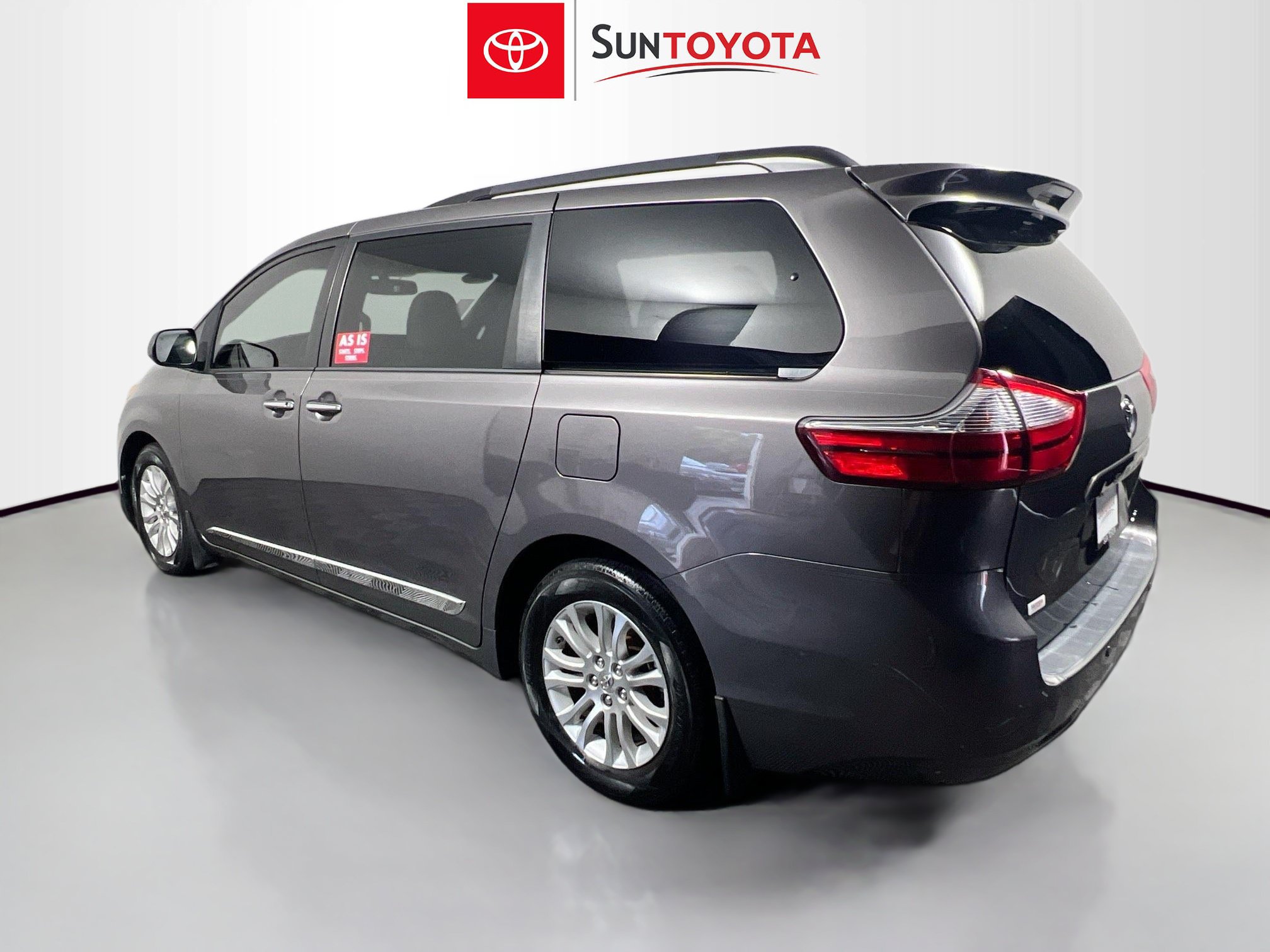 Used 2015 Toyota Sienna XLE w/ XLE Navigation Package FWD image 6