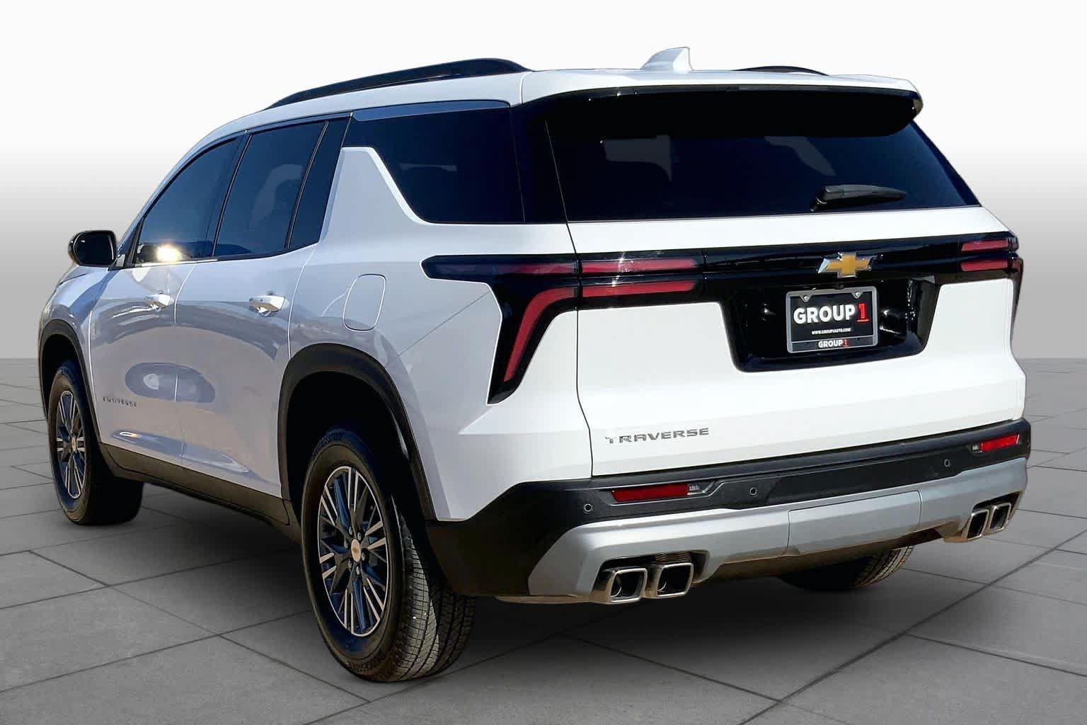 Used 2025 Chevrolet Traverse LT FWD image 12