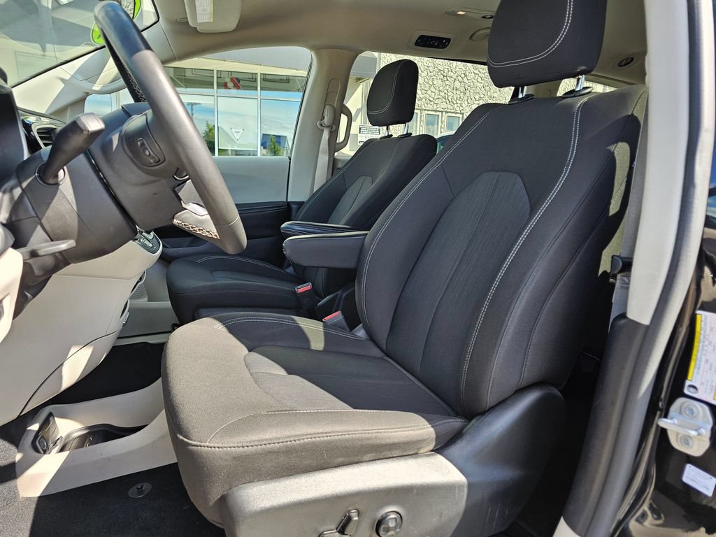 Used 2022 Chrysler Voyager LX FWD image 22