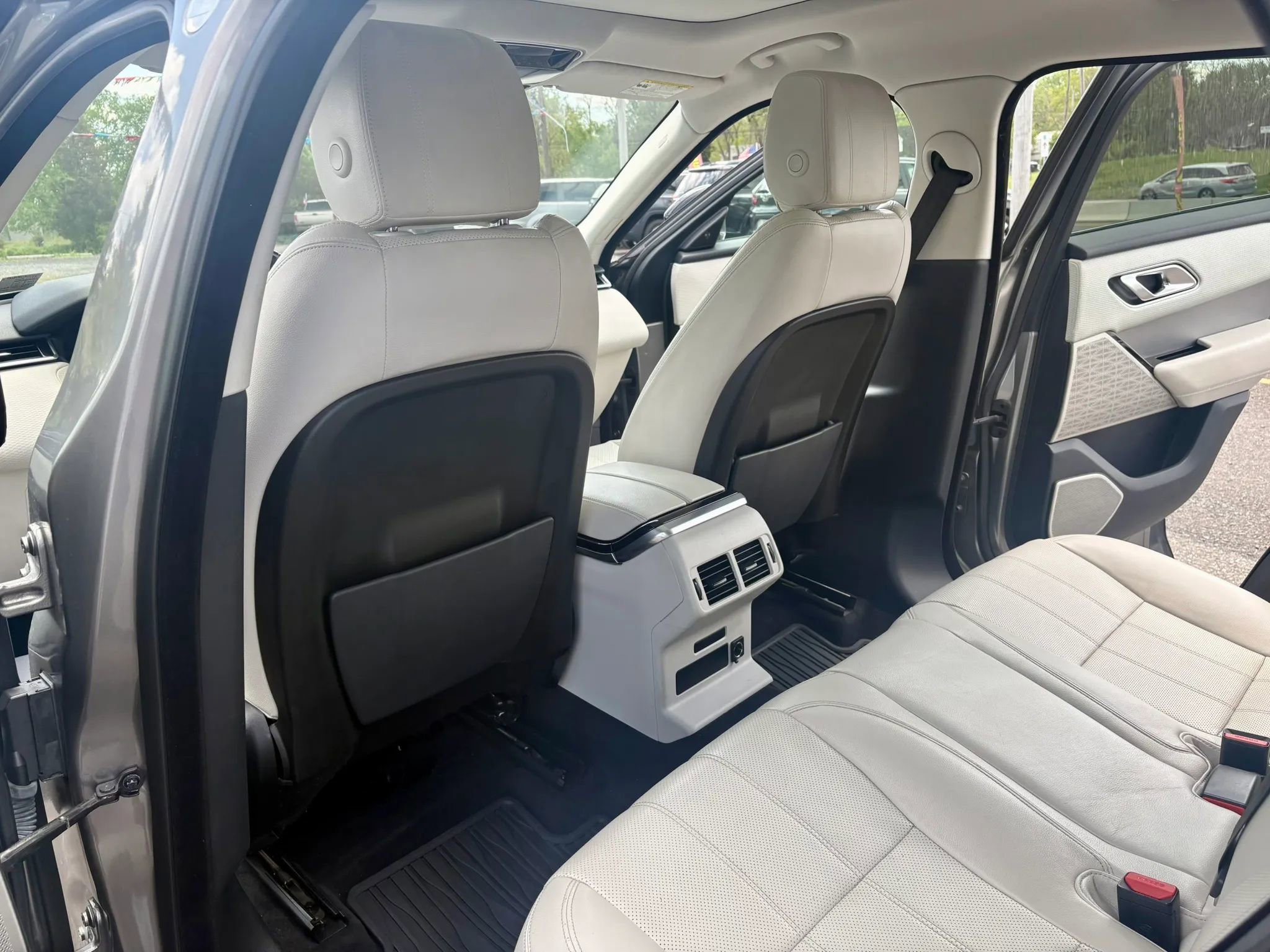 Used 2019 Land Rover Range Rover Velar R-Dynamic SE AWD/4WD image 16