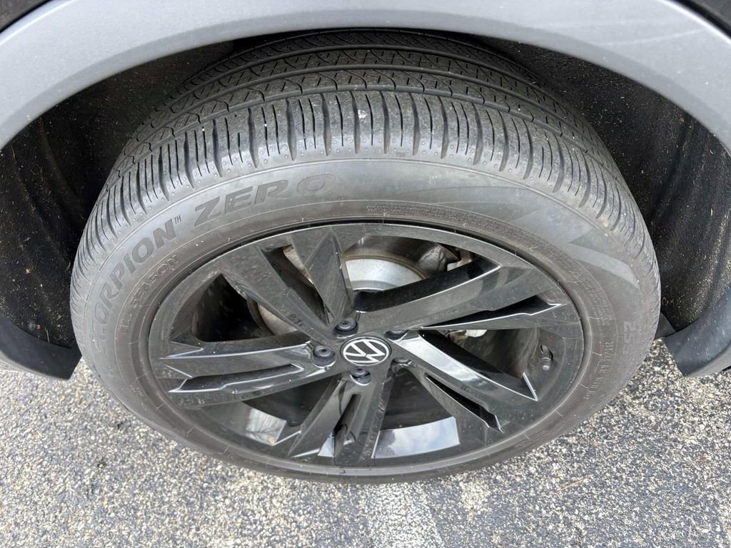 Used 2023 Volkswagen Tiguan SE R-Line image 10