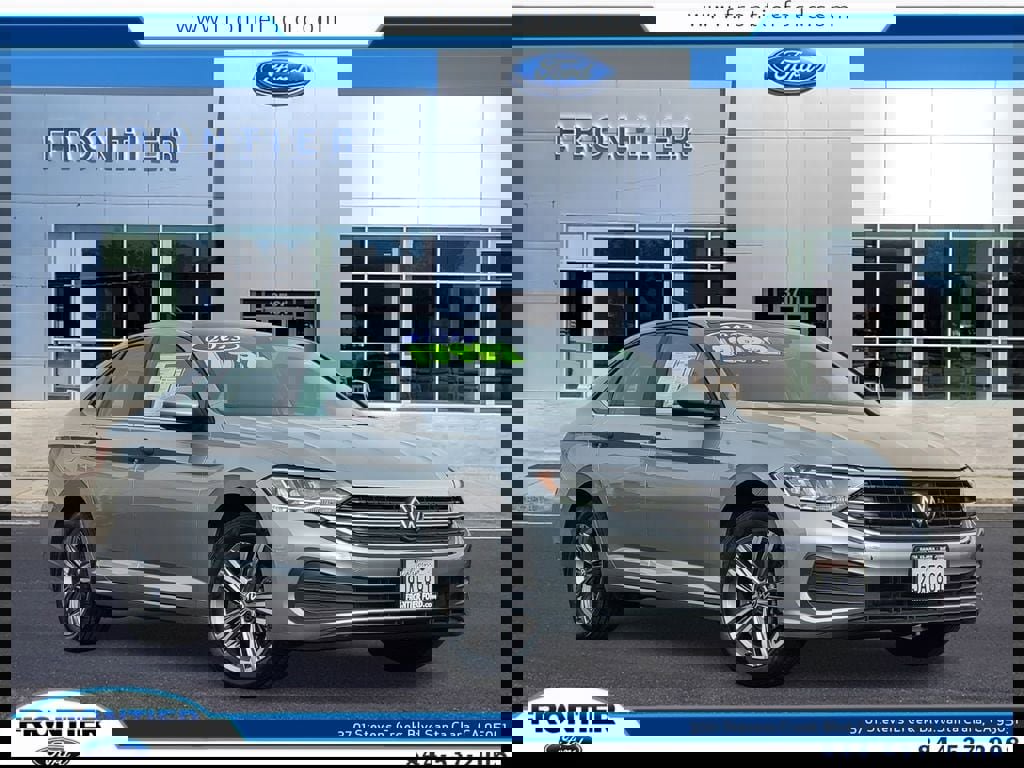 Used 2023 Volkswagen Jetta SE image 1