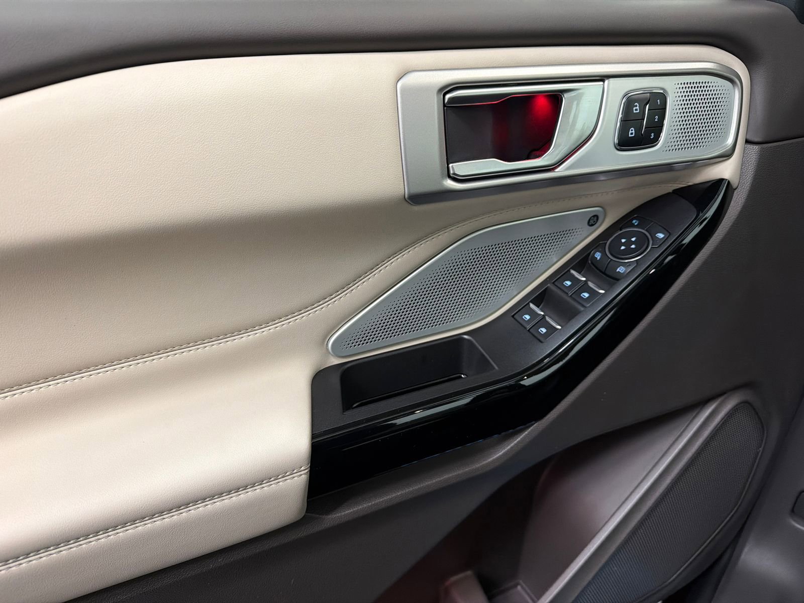 Used 2023 Ford Explorer Platinum w/ Technology Package image 35