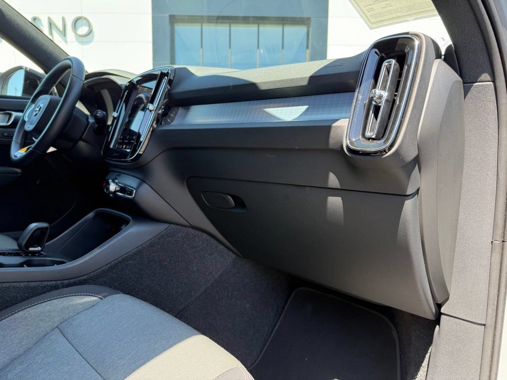 Used 2024 Volvo XC40 B5 Core AWD/4WD image 16