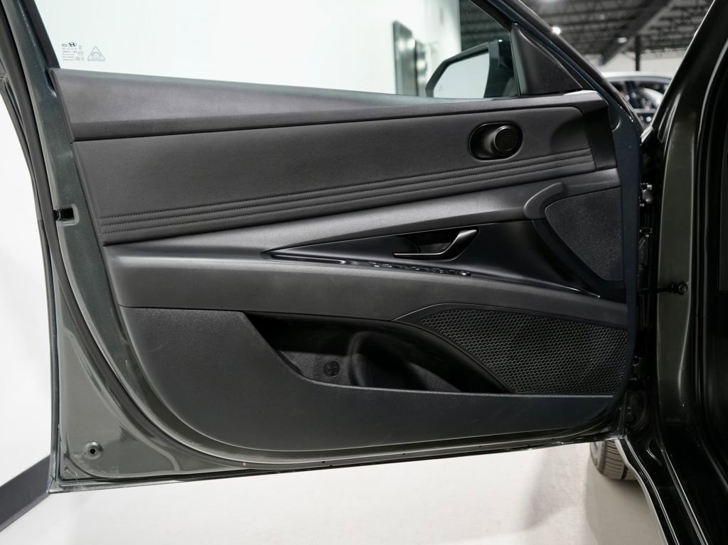 Used 2025 Hyundai Elantra SEL image 13
