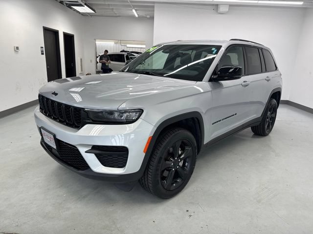 Used 2023 Jeep Grand Cherokee Altitude AWD/4WD image 6
