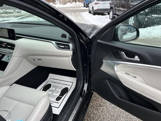 Used 2025 Genesis G70 2.5T image 29