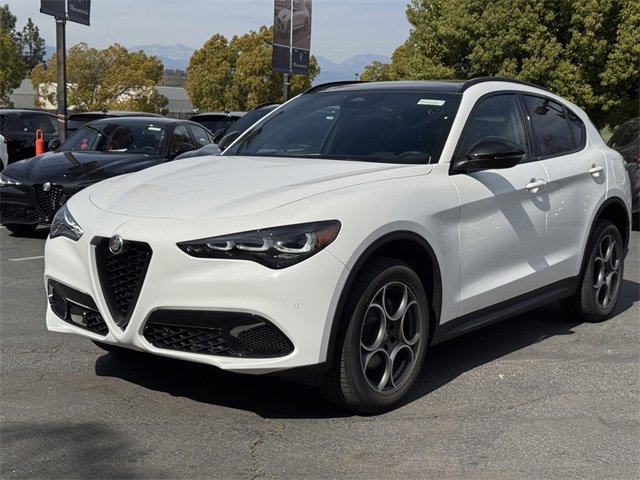 New 2025 Alfa Romeo Stelvio Sprint image 3