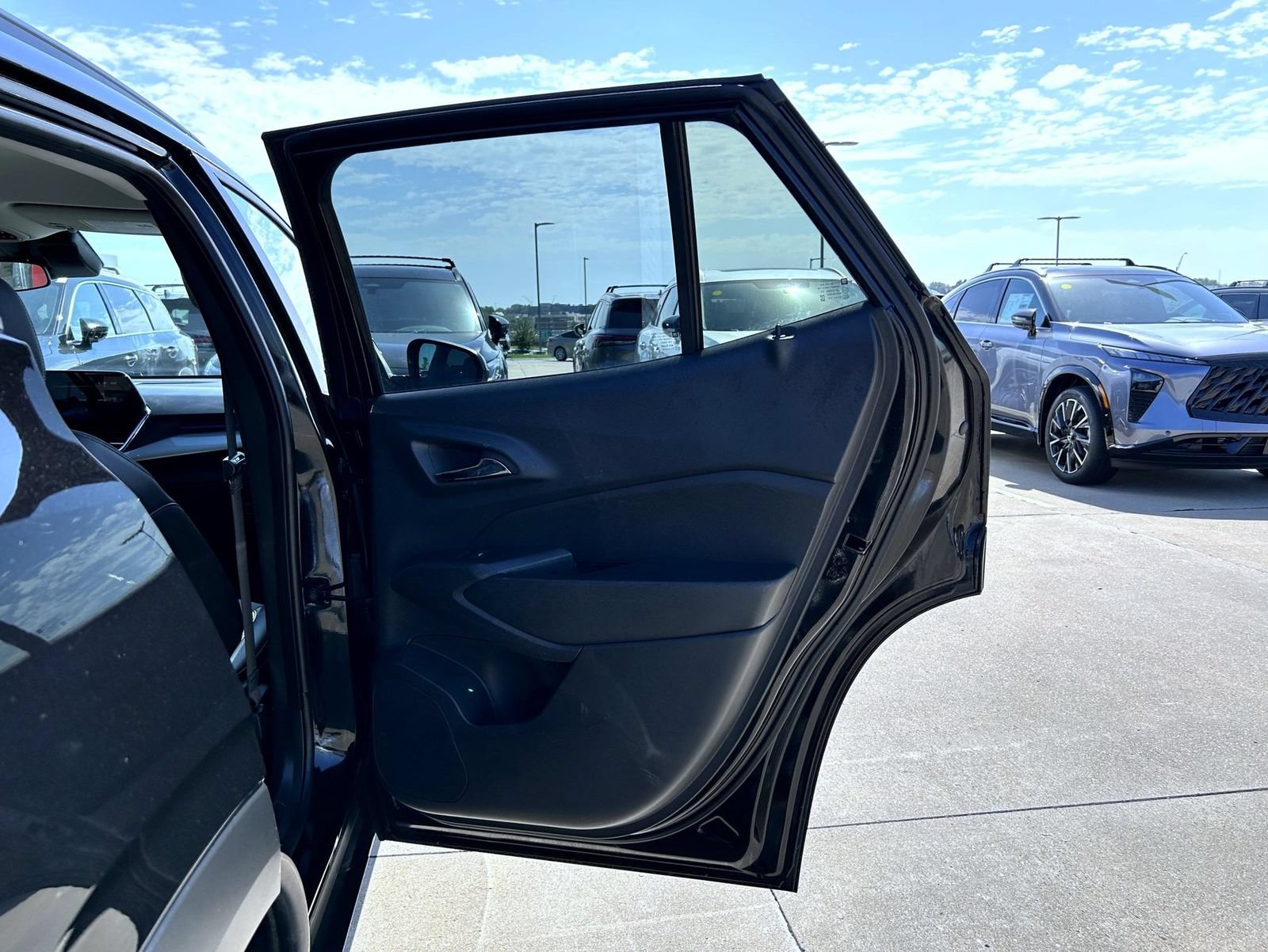 Used 2025 Chevrolet Trax LT w/ LT Convenience Package FWD image 17