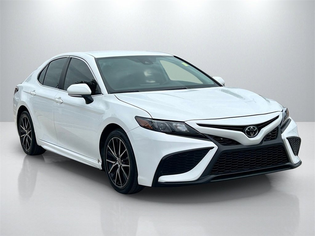 Used 2023 Toyota Camry SE image 3