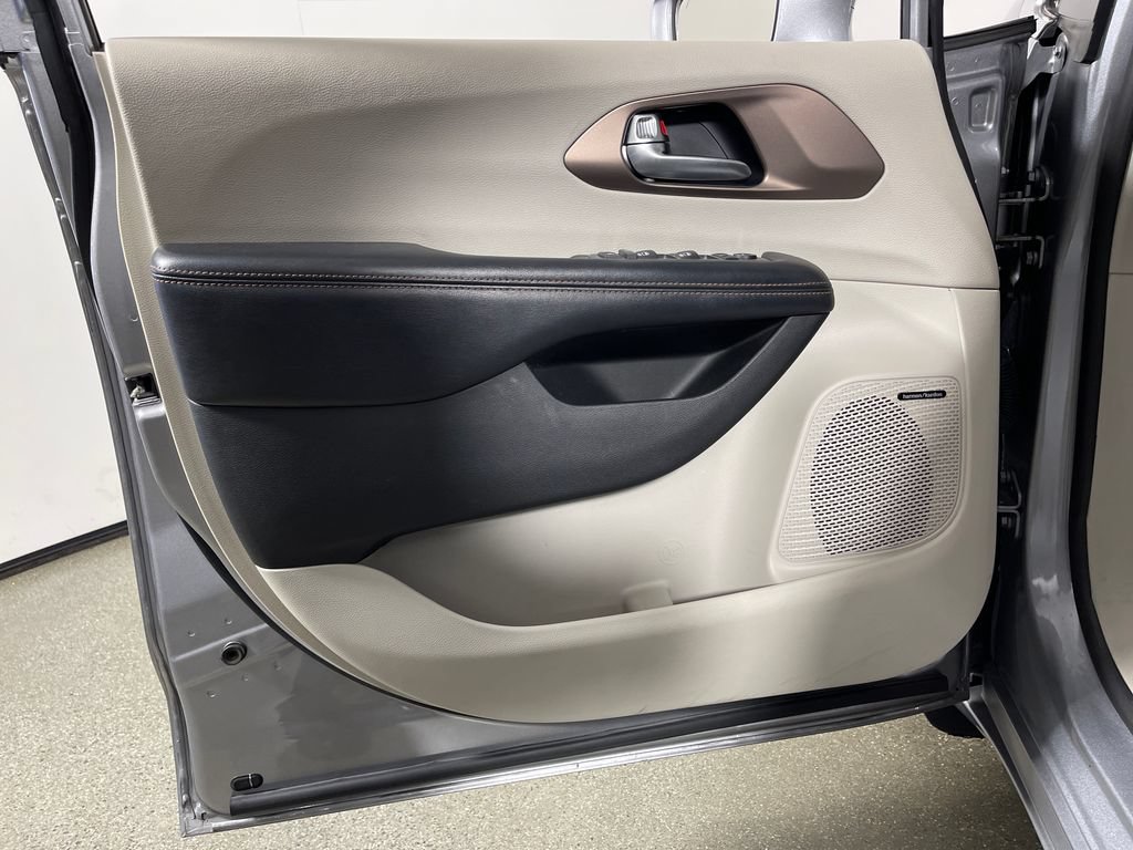 Used 2019 Chrysler Pacifica Touring-L Plus w/ Advanced Safetytec Group FWD image 20