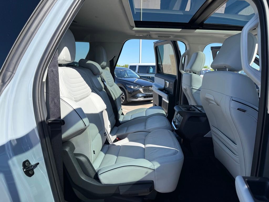 Used 2025 Ford Expedition Max Platinum w/ Platinum Ultimate Package AWD/4WD image 20