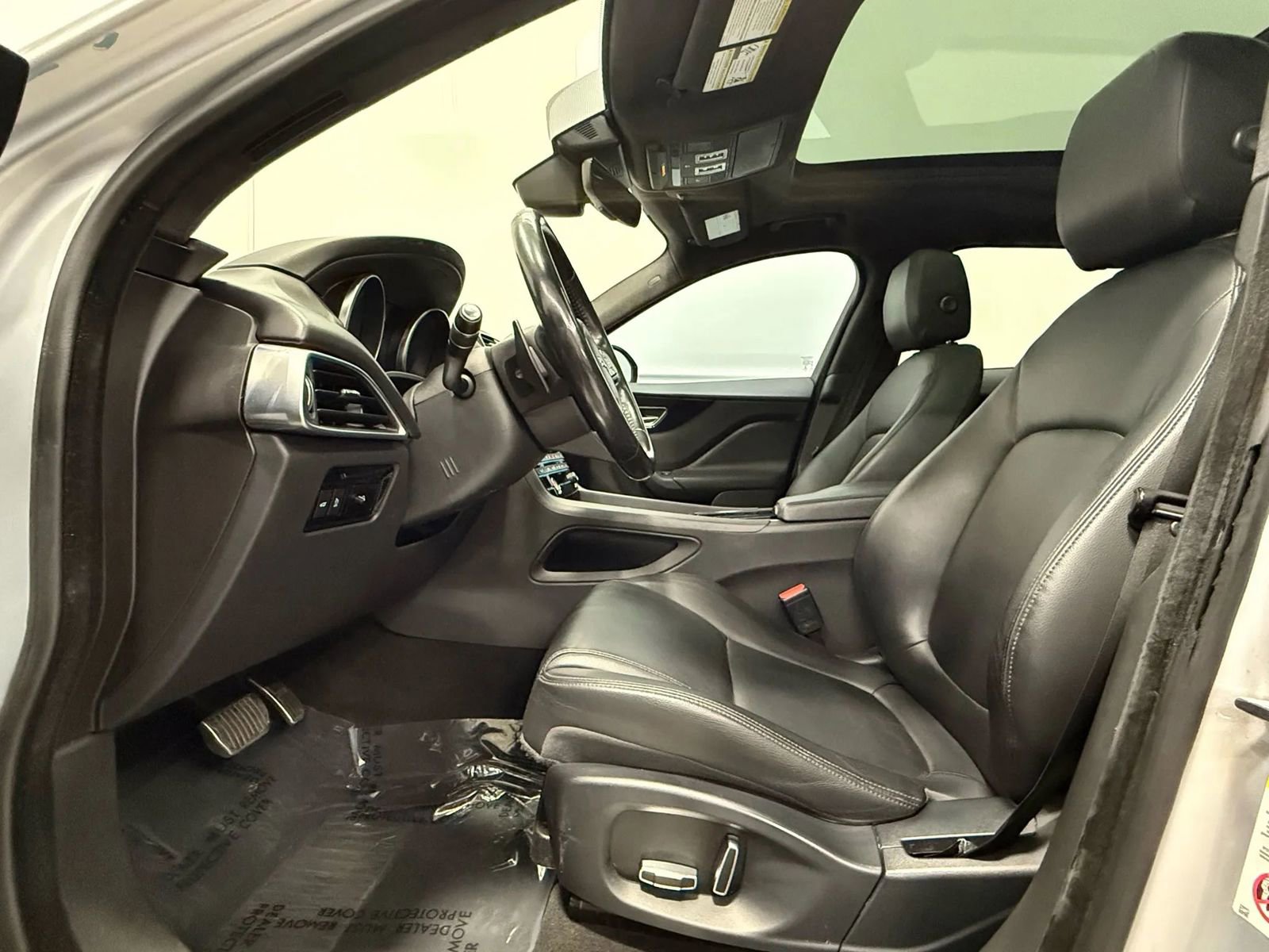 Used 2019 Jaguar F-PACE Premium image 20