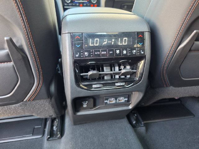 Used 2024 Jeep Grand Cherokee Summit AWD/4WD image 36