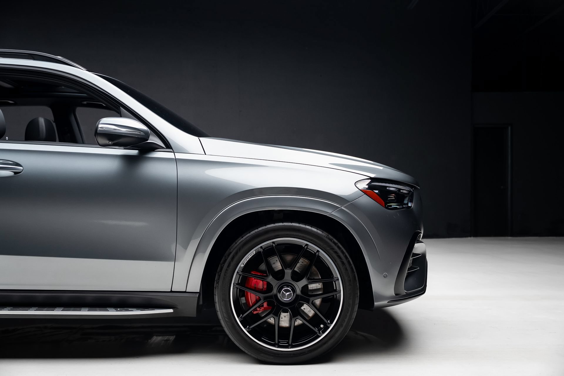 Used 2025 Mercedes-Benz GLE 53 AMG 4MATIC w/ Driver Assistance Package image 41
