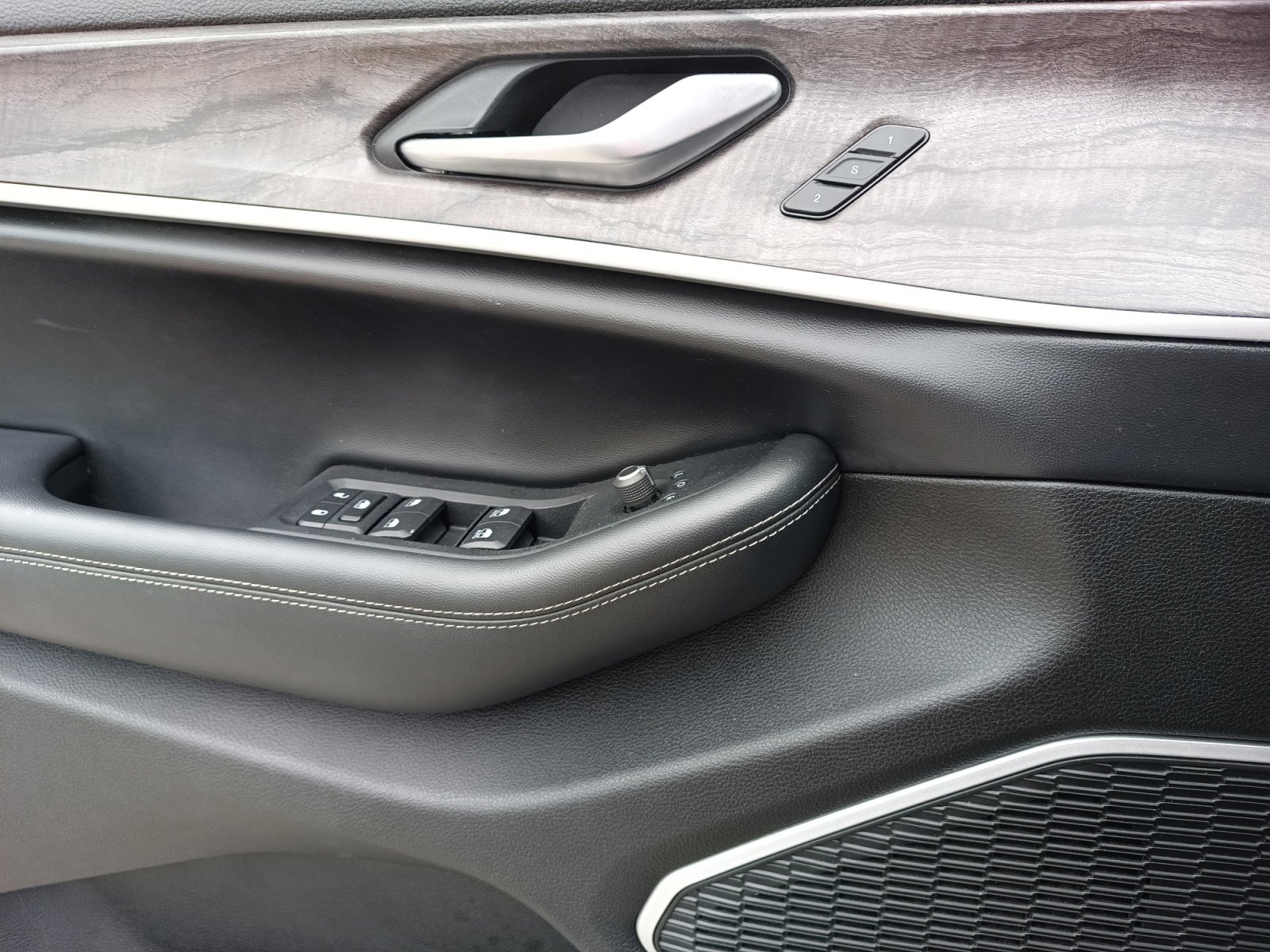 Certified 2022 Jeep Grand Cherokee L Limited w/ Black Appearance Package image 23