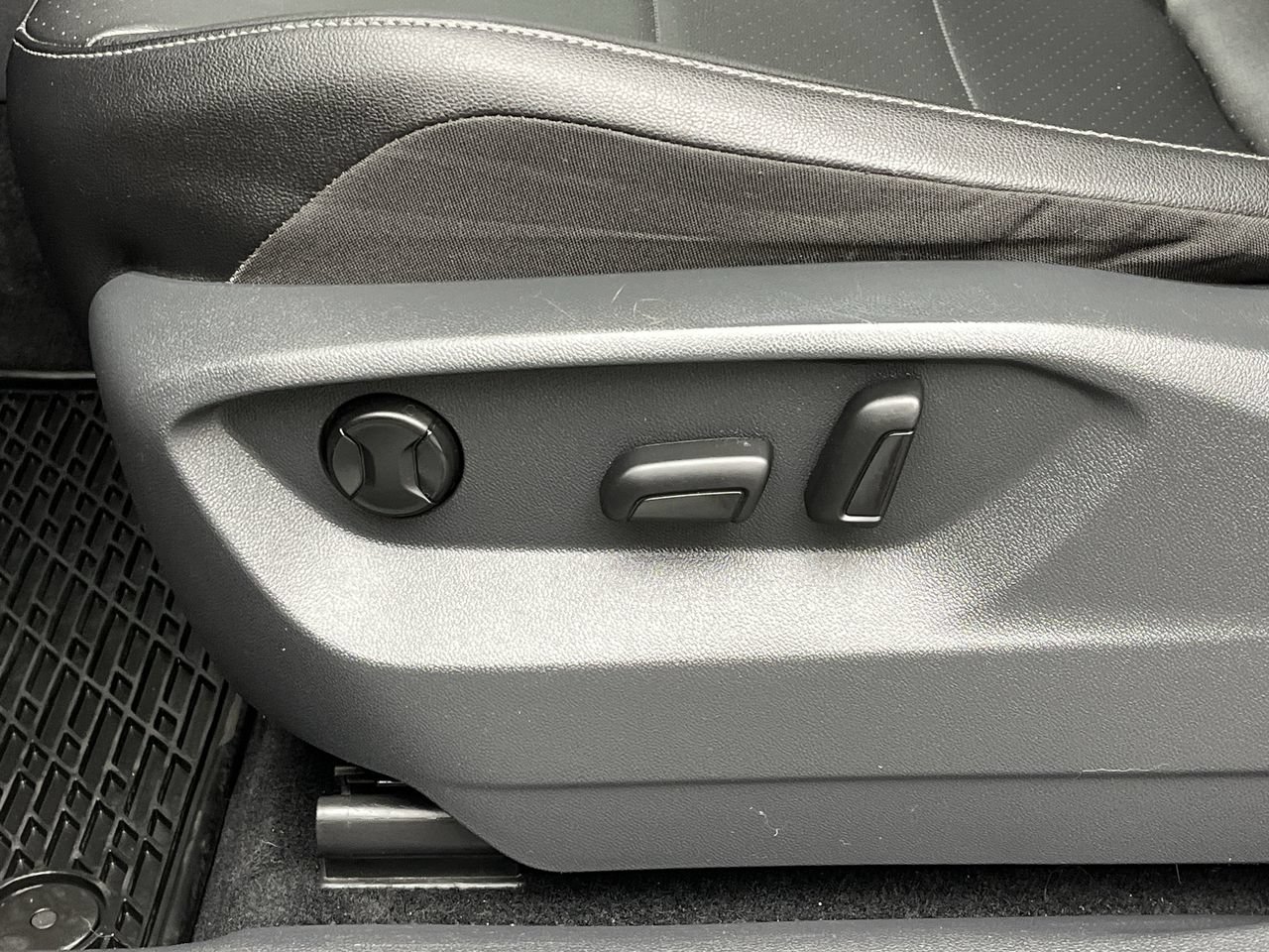 Used 2018 Volkswagen Tiguan SE w/ Panoramic Sunroof Package AWD/4WD image 10