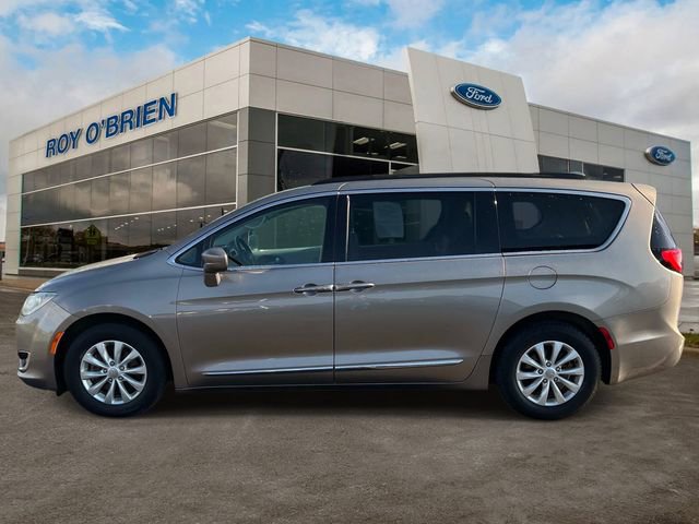 Used 2017 Chrysler Pacifica Touring-L FWD image 2