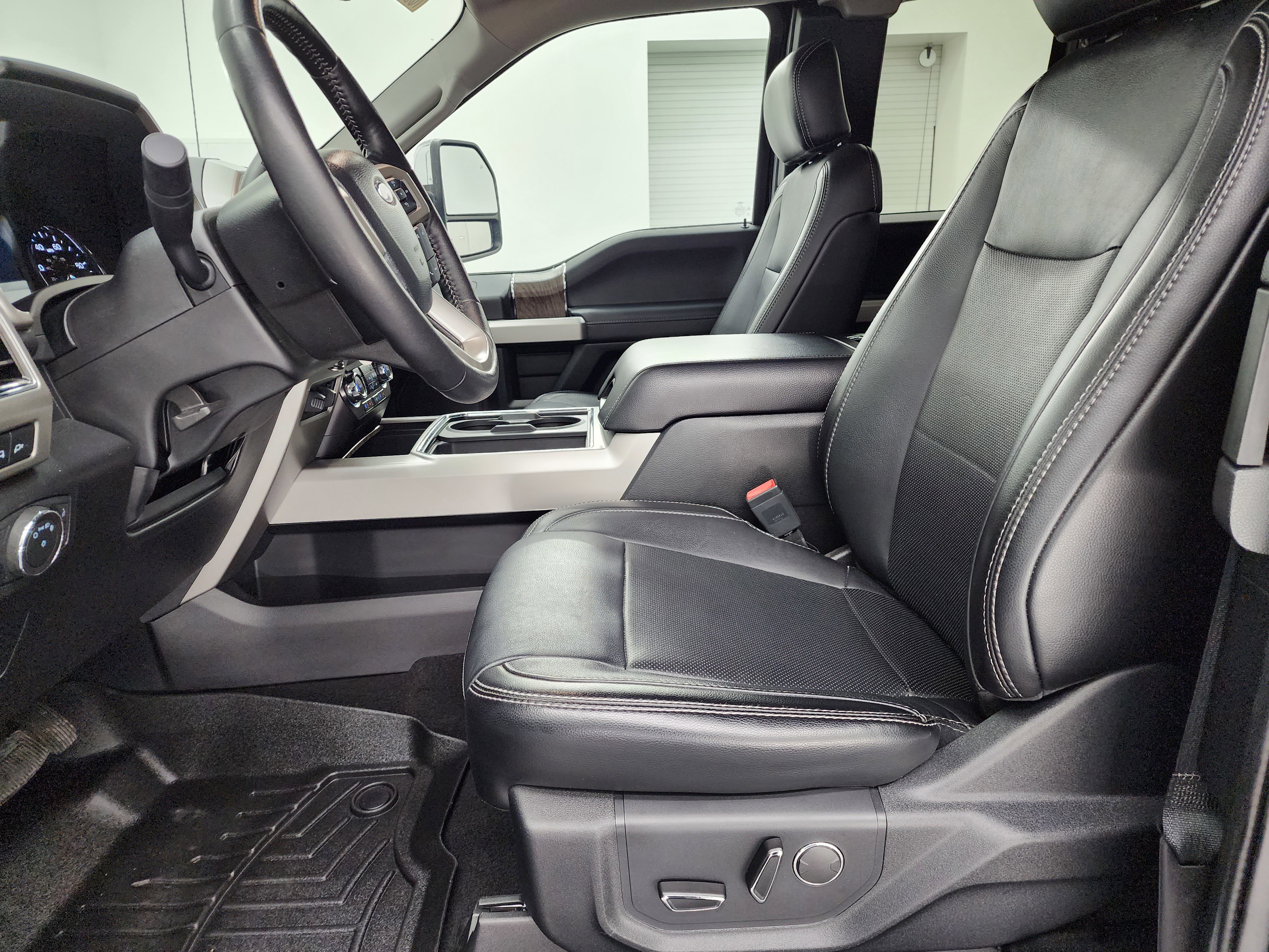 Used 2019 Ford F350 Lariat w/ Chrome Package image 8