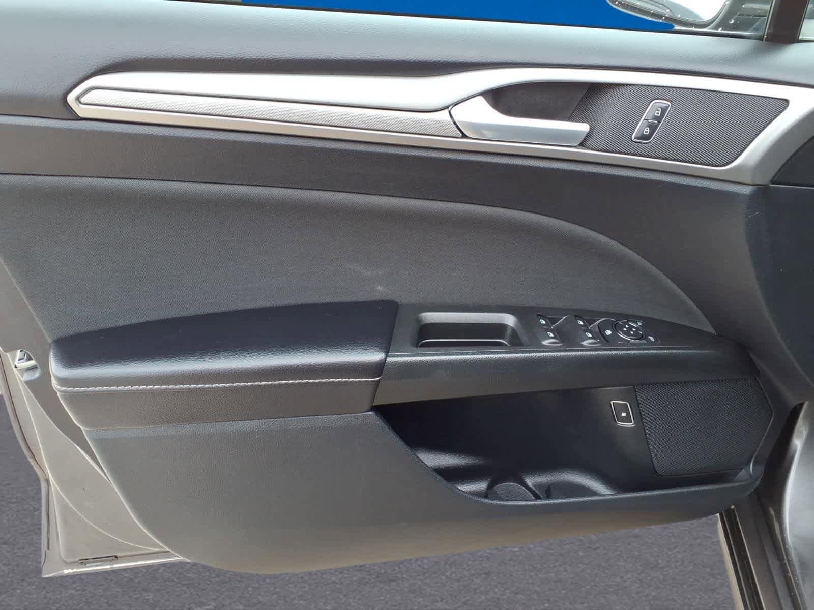 Used 2019 Ford Fusion SE FWD image 11