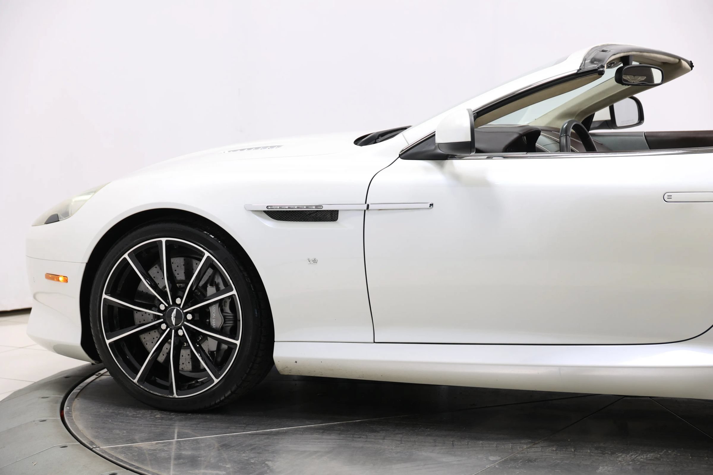 Used 2016 Aston Martin DB9 GT RWD image 8