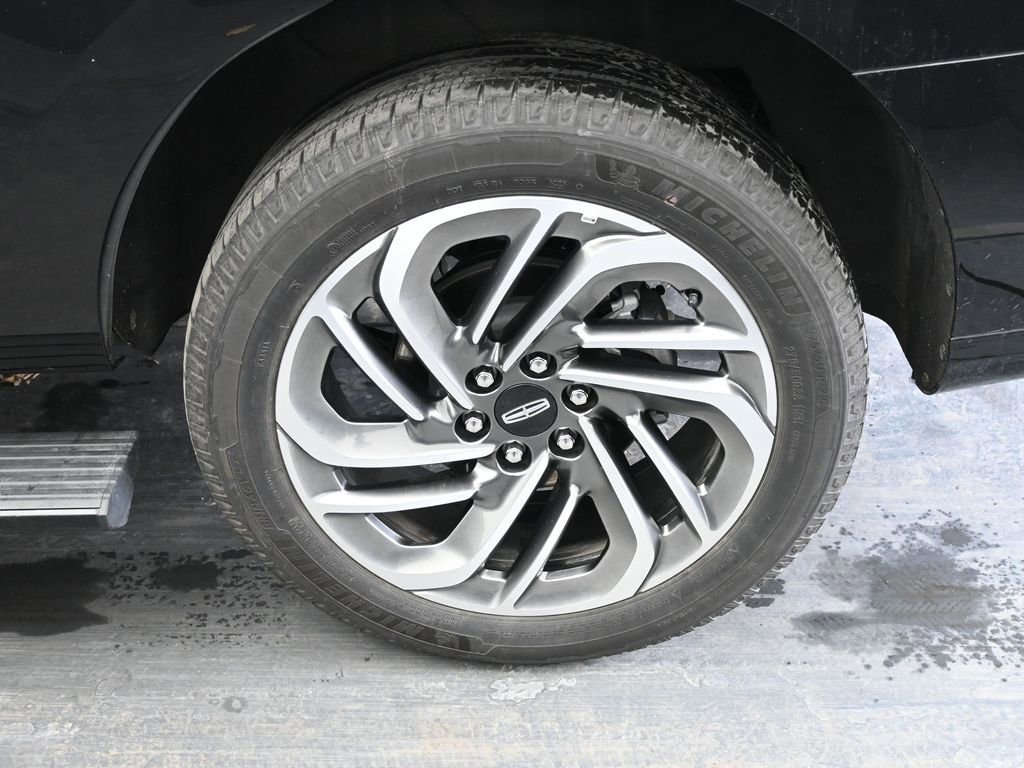 Used 2025 Lincoln Navigator Reserve image 13