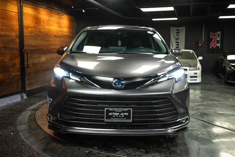 Used 2023 Toyota Sienna XLE image 4