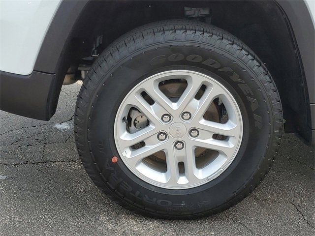 Used 2023 Jeep Grand Cherokee Laredo w/ Luxury Tech Group I image 5