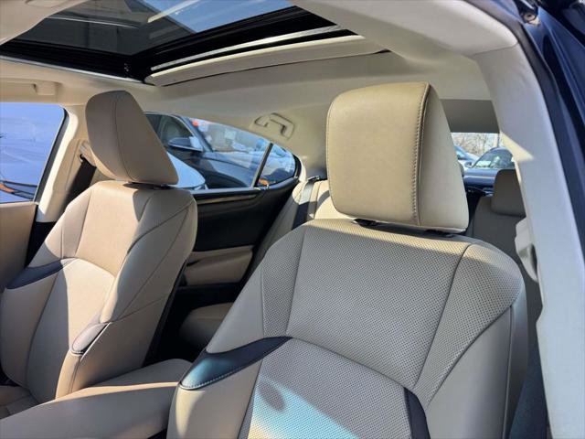 Used 2021 Lexus ES 300h w/ Premium Package image 17