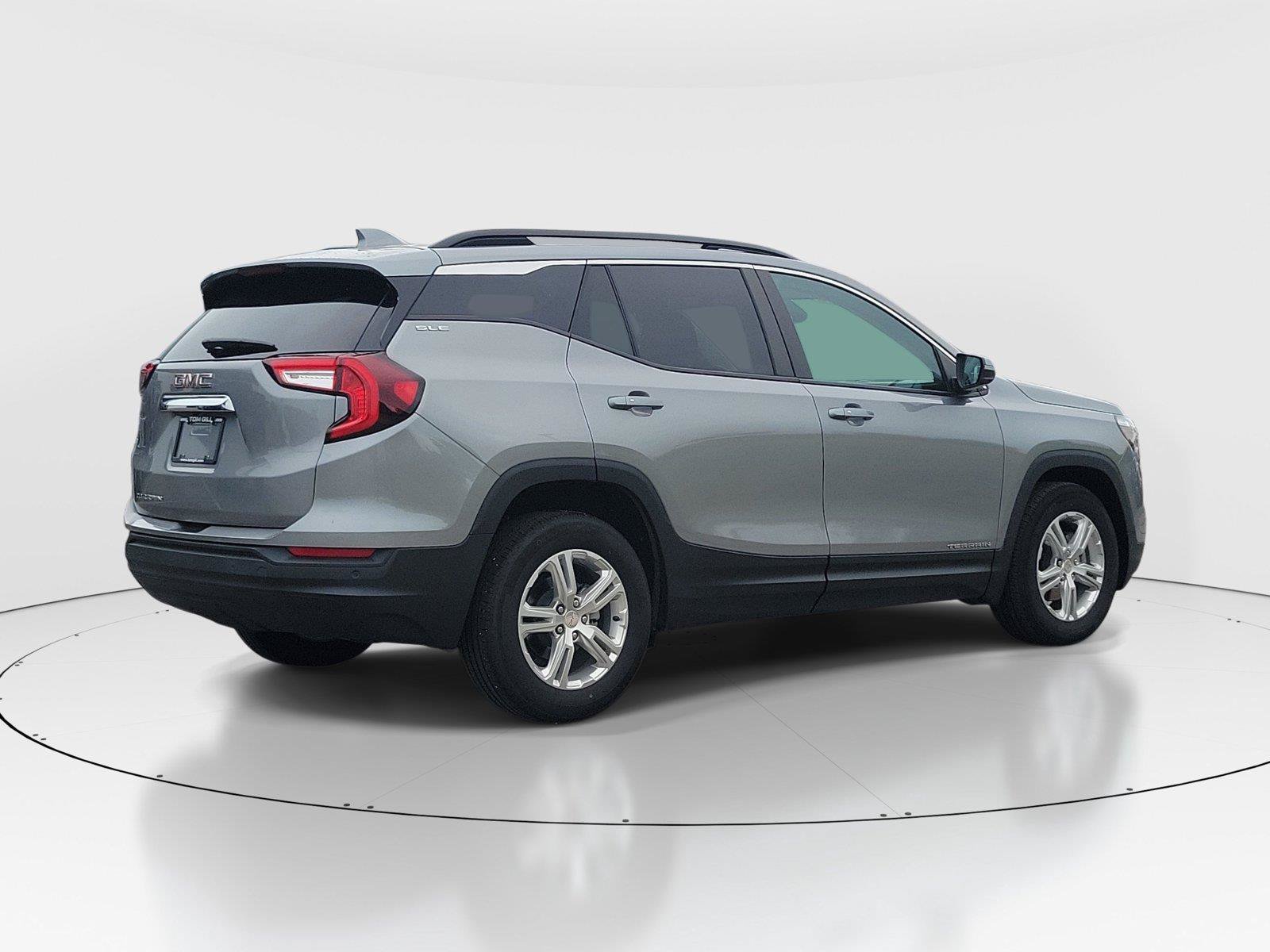 Used 2024 GMC Terrain SLE w/ Driver Convenience Package FWD image 4