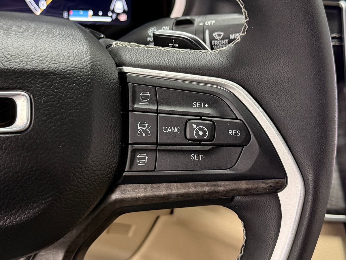 Used 2023 Jeep Grand Cherokee Limited AWD/4WD image 17