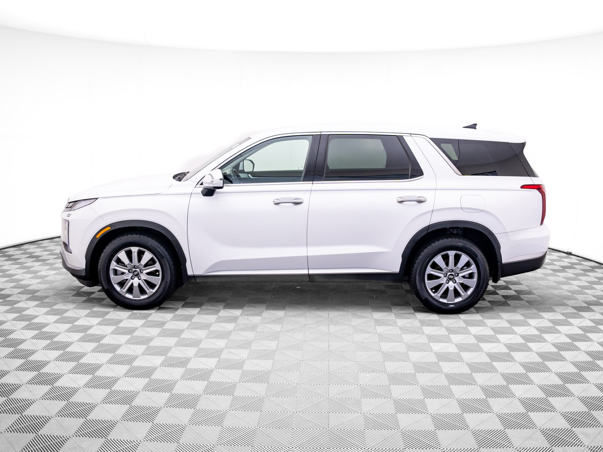 Used 2023 Hyundai Palisade SE w/ Cargo Package AWD/4WD image 2
