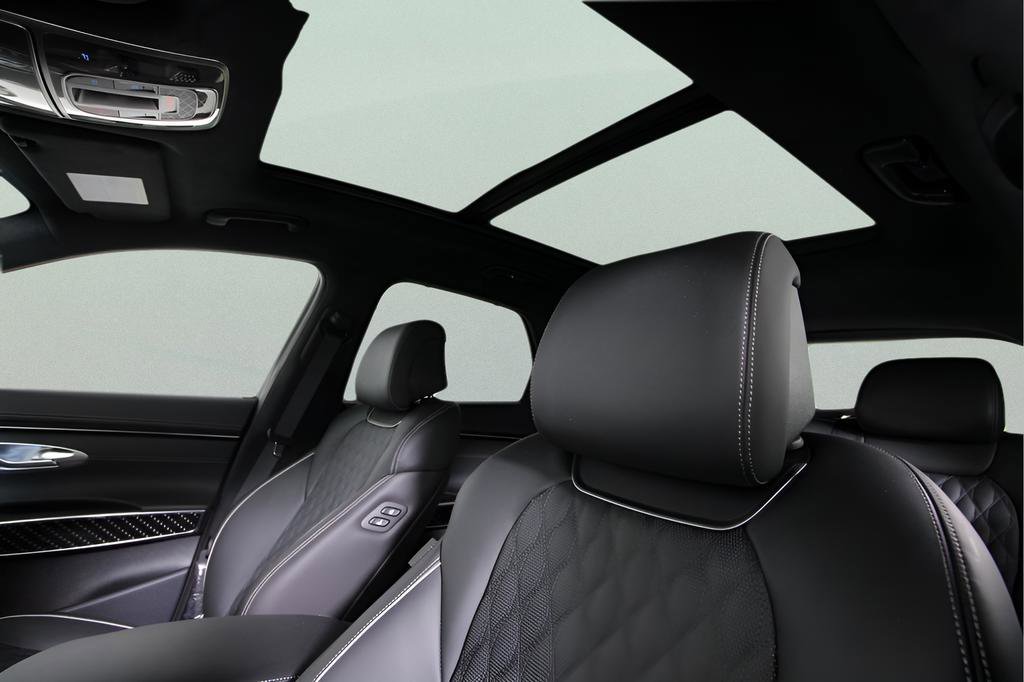 Used 2025 Genesis GV70 3.5T Sport w/ Sport Prestige Package AWD/4WD image 14