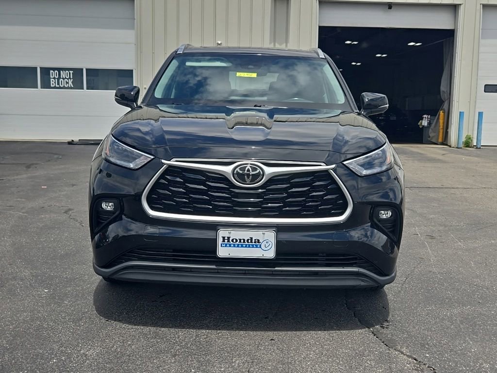 Used 2021 Toyota Highlander XLE AWD/4WD image 2
