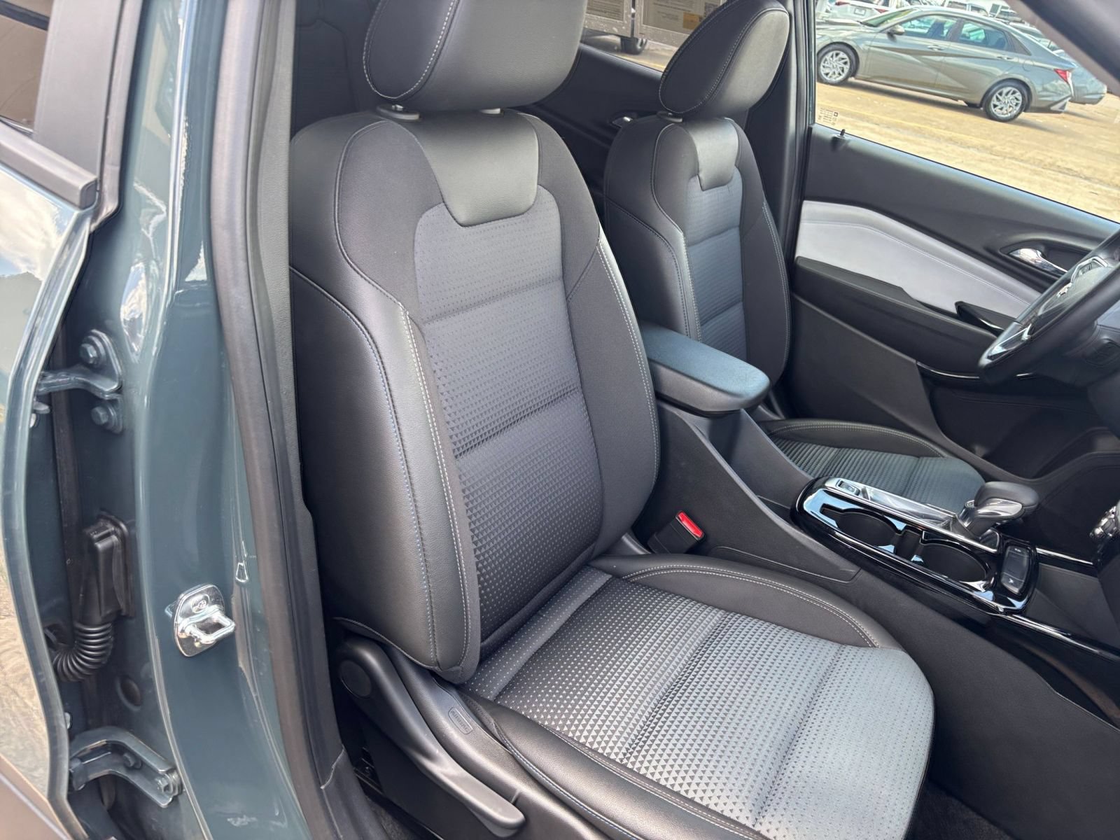 Used 2025 Chevrolet Trax LT w/ LT Convenience Package FWD image 30