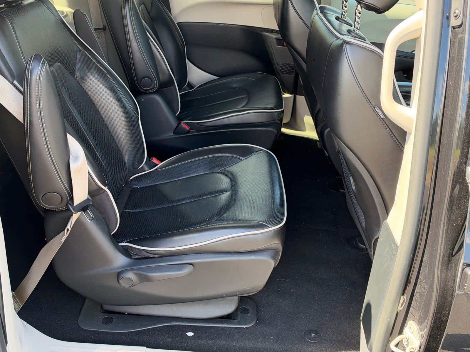 Used 2023 Chrysler Pacifica Limited FWD image 15