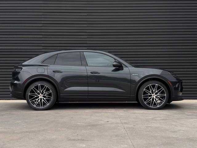 New 2026 Porsche Macan 4 Electric image 8