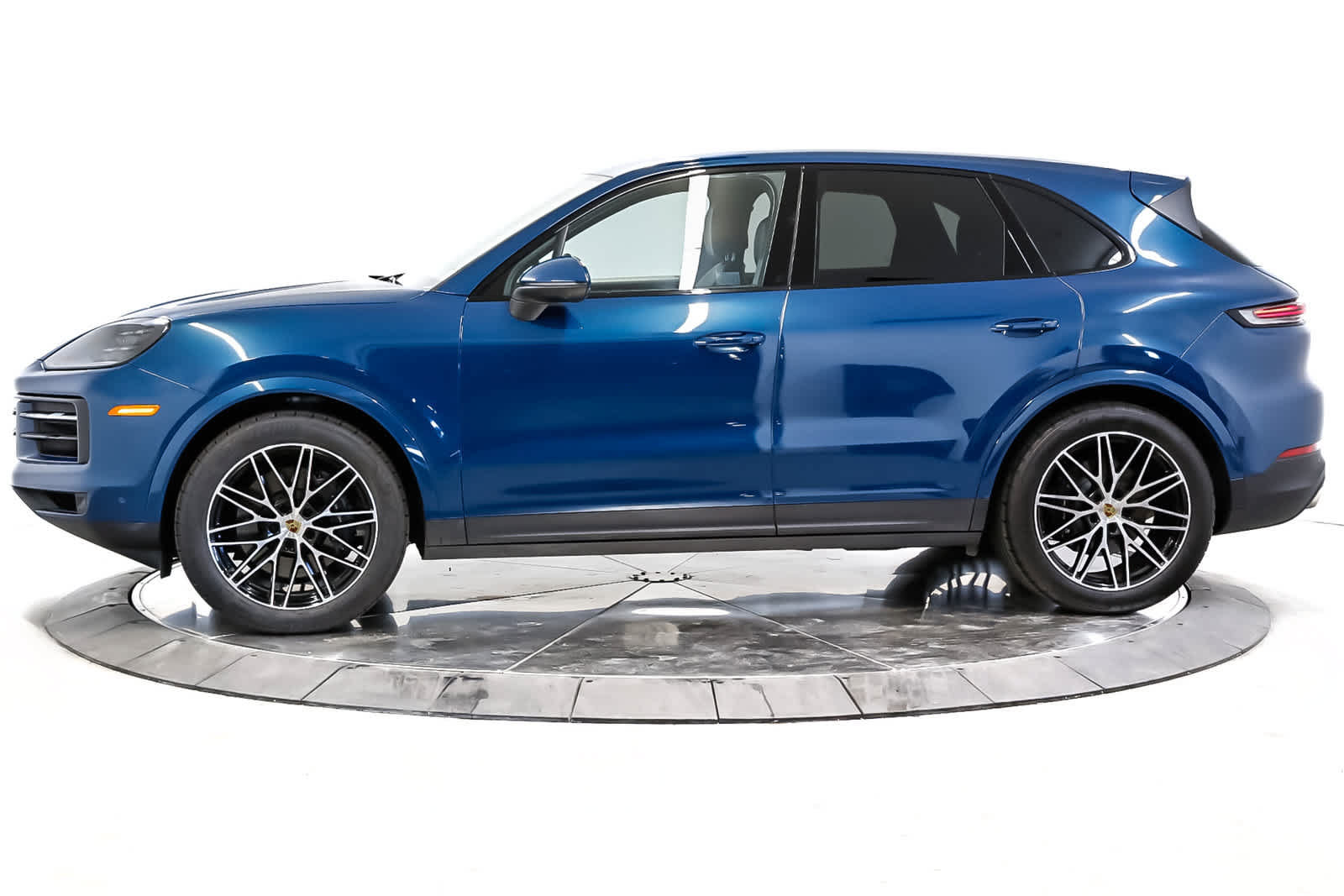 Certified 2024 Porsche Cayenne AWD/4WD image 2